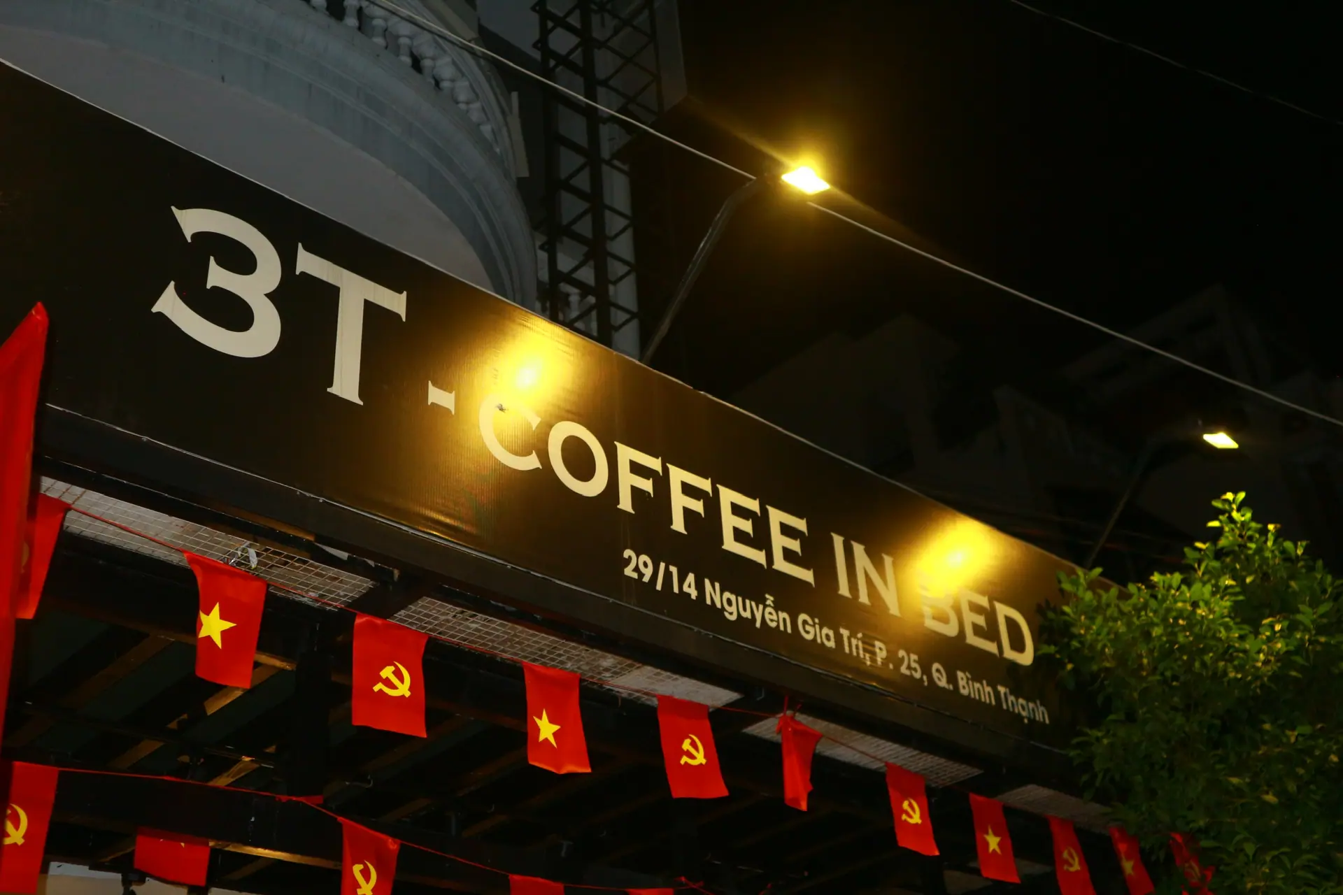 Mặt tiền nhỏ dẫn vào không gian Coffee in Bed